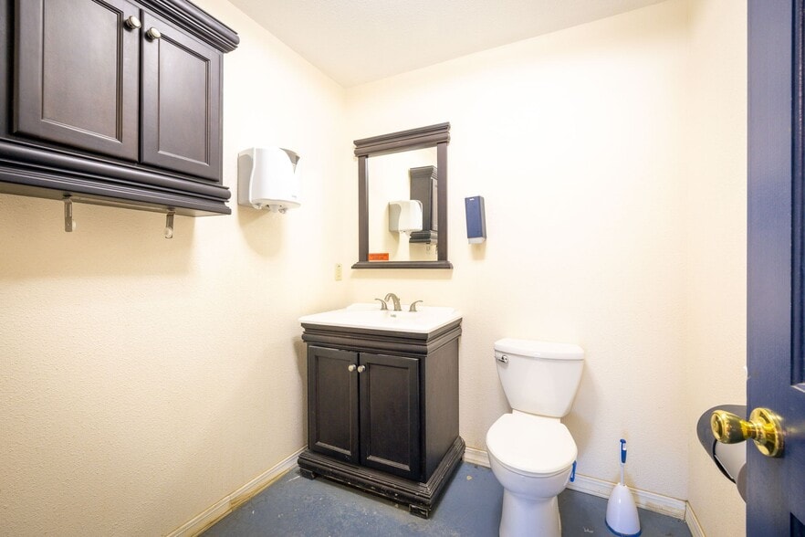 More Photos Of 180 Spring Mountain Dr, Canyon Lake Distribution For Sale