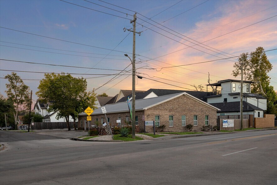 Primary Photo Of 6212 N Main St, Houston Office For Lease