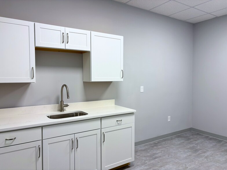 More Photos Of 3030 Horseshoe Ln, Charlotte Warehouse For Lease