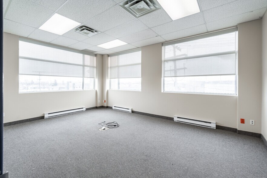 More Photos Of 13200 Boul Métropolitain E, Montréal Office For Sale