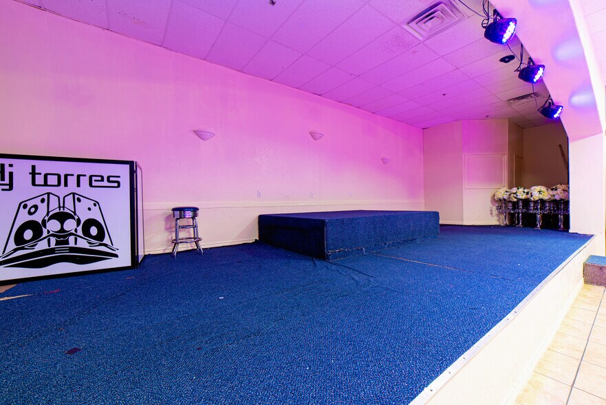 More Photos Of 819 Los Presidentes Ave, Laredo Storefront Retail Office For Sale