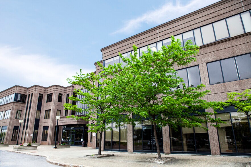 More Photos Of 455 Boul Fénelon, Dorval Medical For Lease