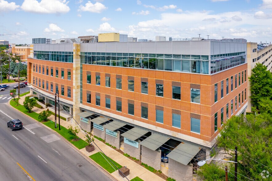 More Photos Of 911 W 38th St, Austin Medical For Lease