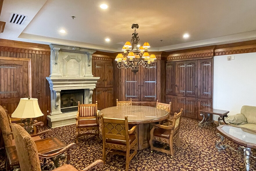 More Photos Of 14039 Minuteman Dr, Draper Self Storage For Lease