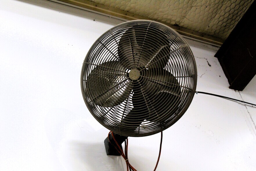 More Photos Of 1810 Barnett Dr, Weatherford Warehouse For Lease