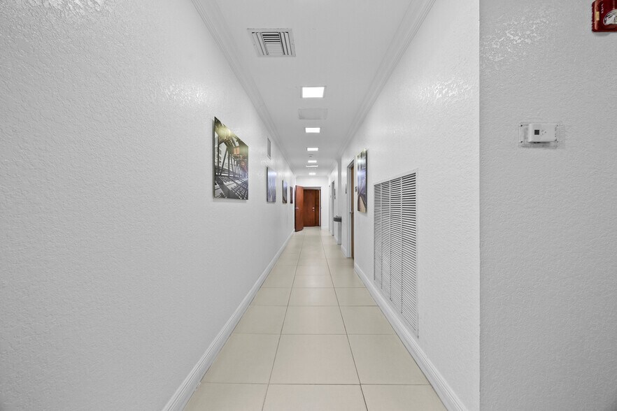 More Photos Of 1940 Harrison St, Hollywood Loft Creative Space For Lease