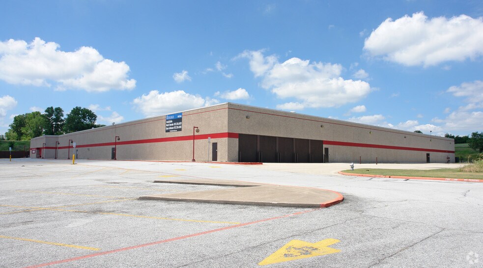 More Photos Of 2600 S Cherry Ln, Fort Worth Freestanding For Sale