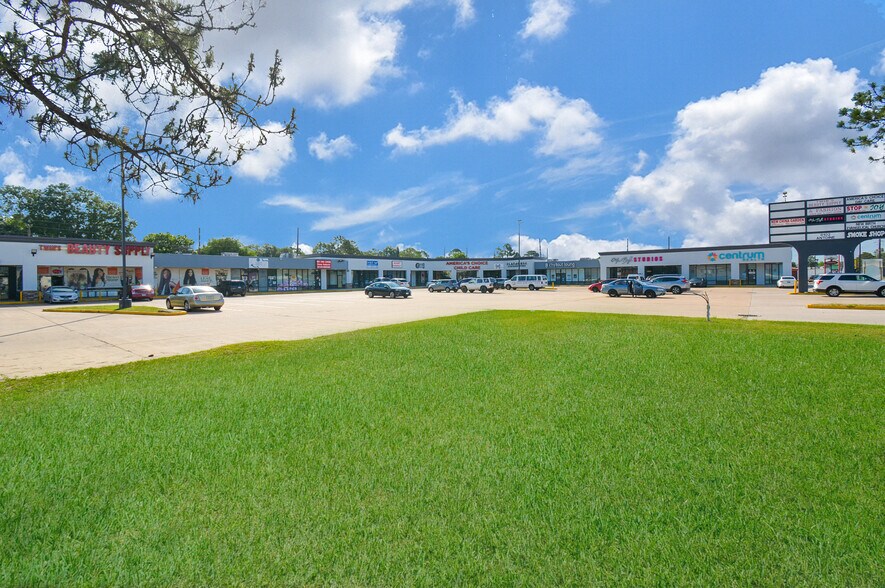 More Photos Of 8100-8140 Antoine Dr, Houston Storefront For Sale