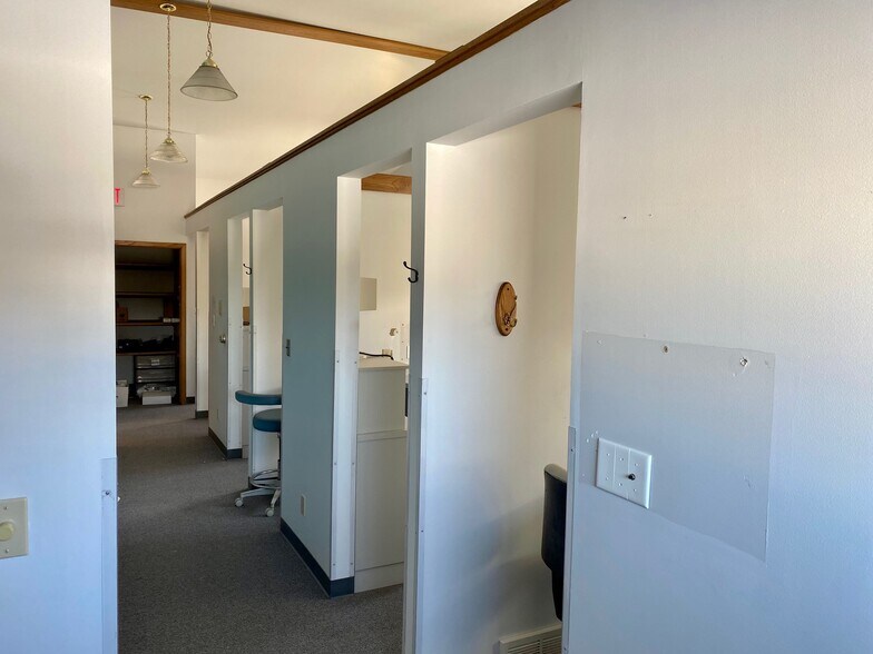 More Photos Of 2102 Marshall St, Manitowoc Flex For Lease