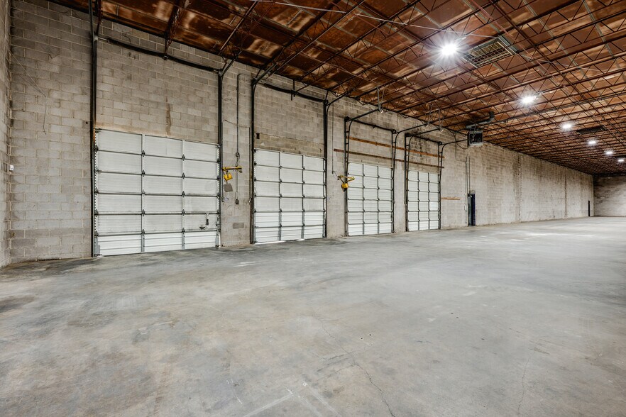 More Photos Of 1169-1171 113th St, Grand Prairie Warehouse For Sale