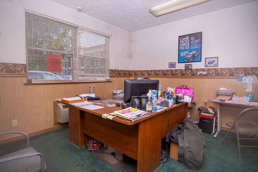More Photos Of 3470 Belmont St, Bellaire Auto Salvage Facility For Sale