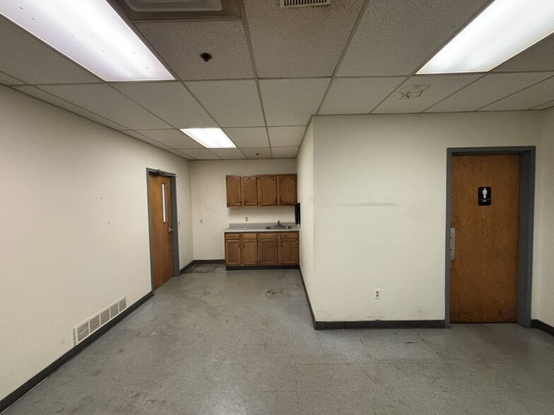 More Photos Of 2081 Division St, Palmyra Manufacturing For Lease
