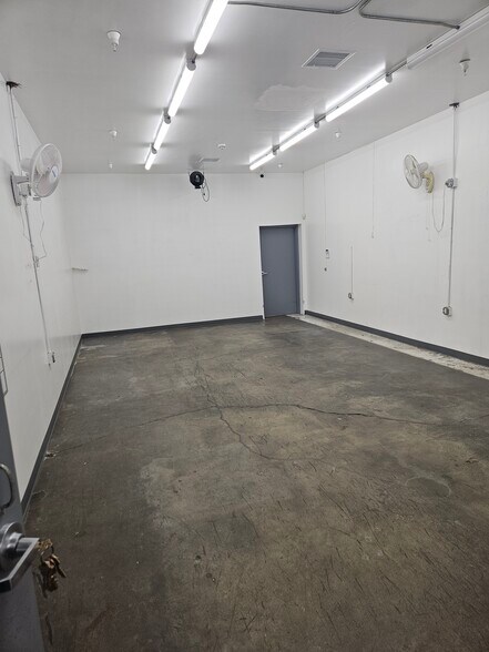 More Photos Of 5993 S St Andrews Pl, Los Angeles Warehouse For Lease