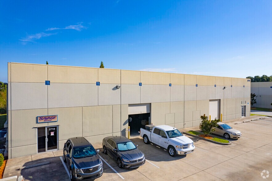 More Photos Of 2711-2719 Causeway Center Dr, Tampa Light Manufacturing For Lease
