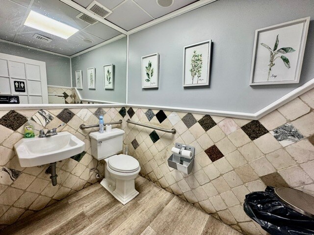 More Photos Of 410 Lake Ave, Saint James Freestanding For Sale