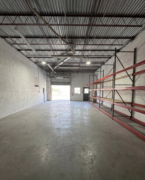 More Photos Of 2020 S Combee Rd, Lakeland Warehouse For Lease