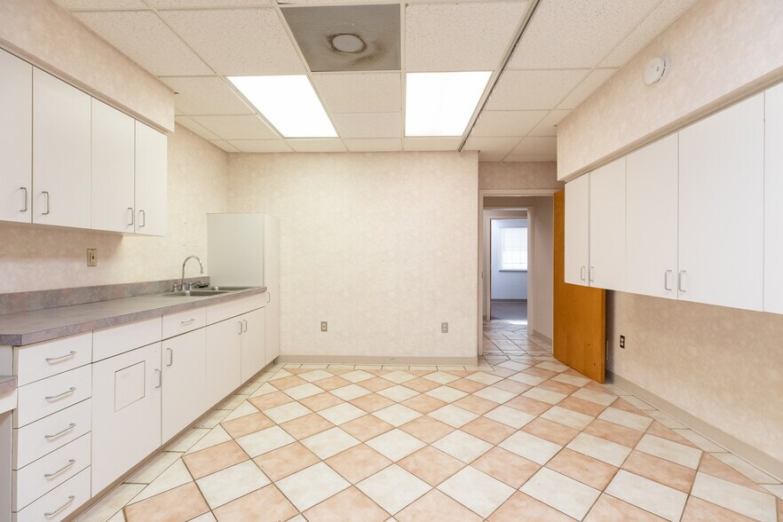 More Photos Of 640 S Walker St, Bloomington Medical For Sale