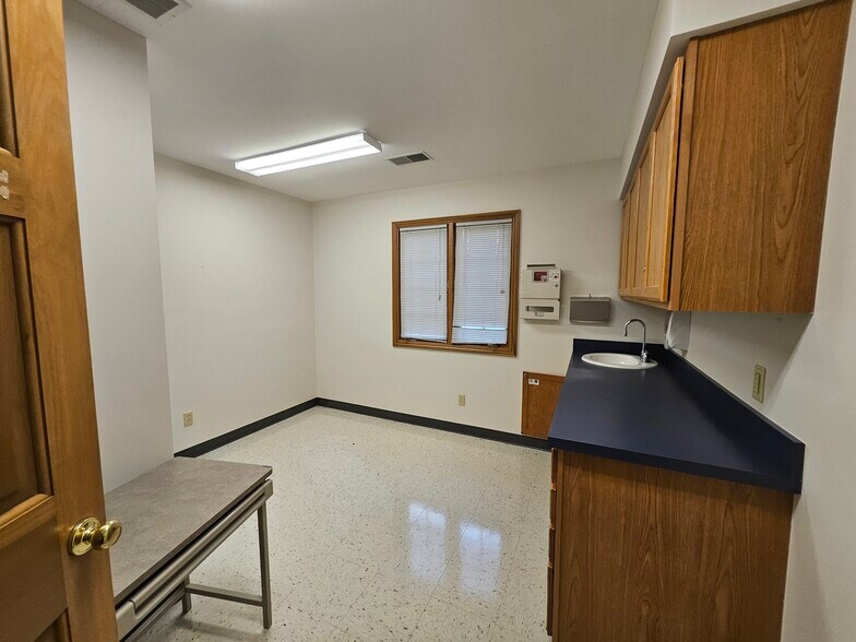 More Photos Of 13330 Darmstadt Rd, Evansville Office For Sale