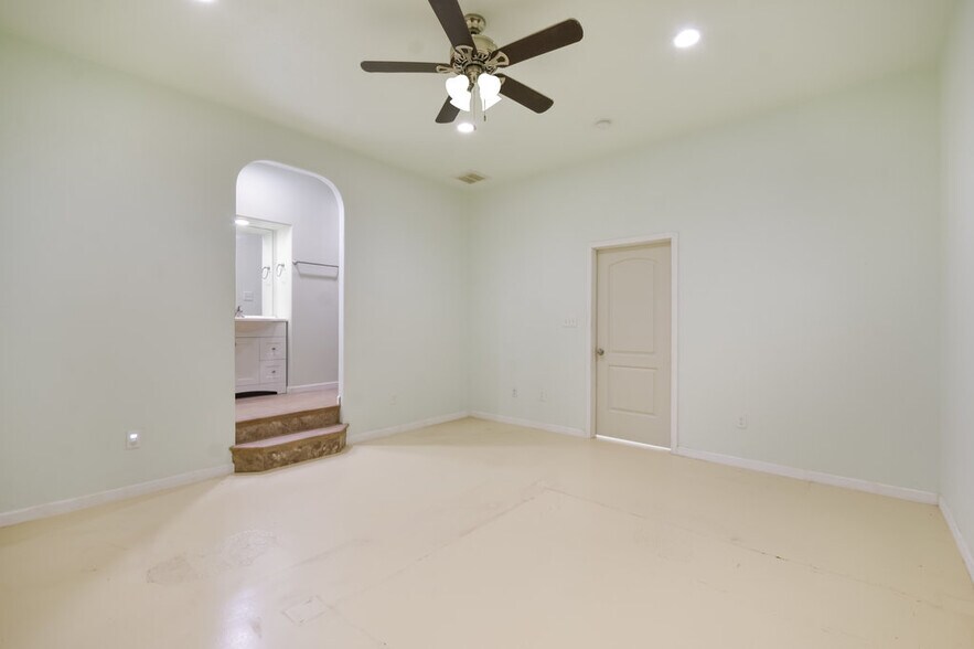 More Photos Of 15014 Iowa St, Austin Office Residential For Sale