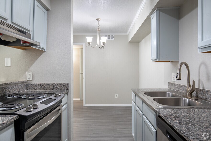 More Photos Of 2010 Estrada Pky, Irving Apartments For Sale