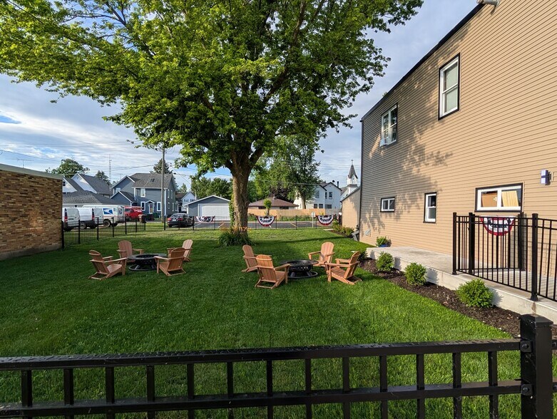 More Photos Of 518 W Main St, Kirkland Freestanding For Sale