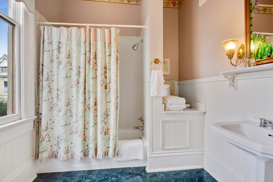 More Photos Of 4117 Perrier St, New Orleans Hotel For Sale