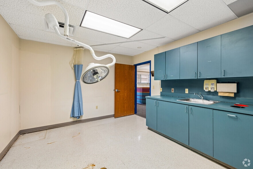 More Photos Of 1709 S Rock Rd, Wichita Medical For Sale