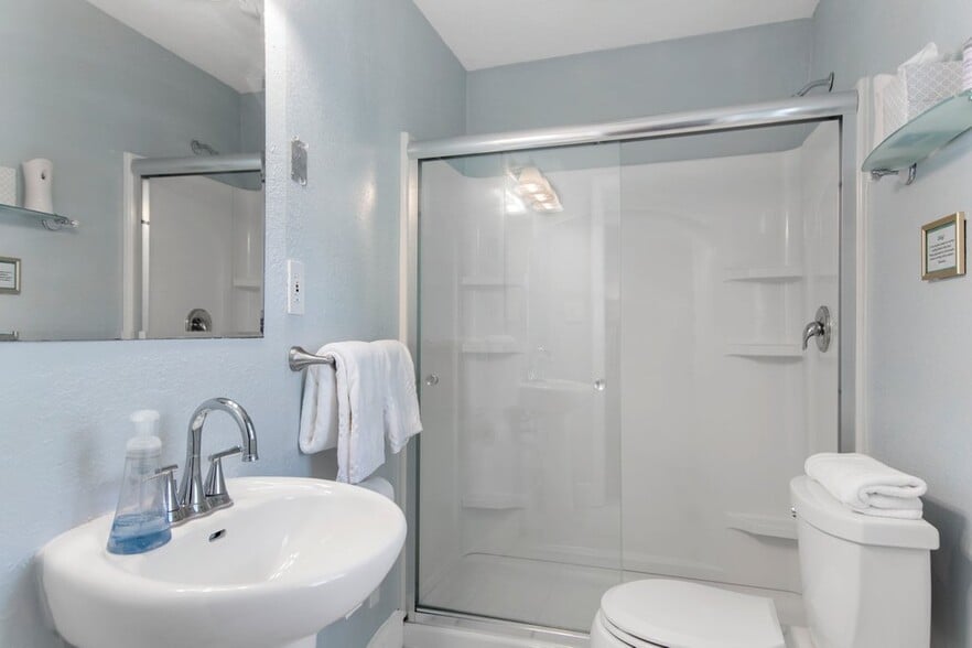 More Photos Of 532 Beach Dr NE, Saint Petersburg Hospitality For Sale