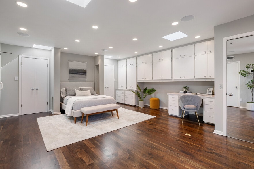 More Photos Of 1810 W 35th St, Austin Specialty For Sale