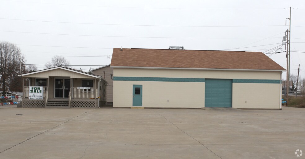 Primary Photo Of 906 Main St, Belpre Auto Dealership For Lease