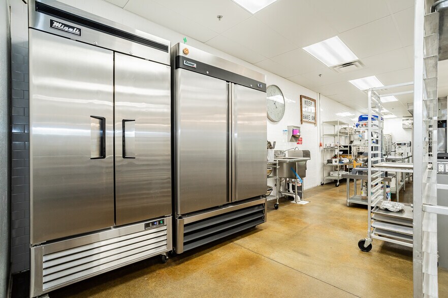 More Photos Of 670 S Green Valley Pky, Henderson Storefront Retail Office For Sale