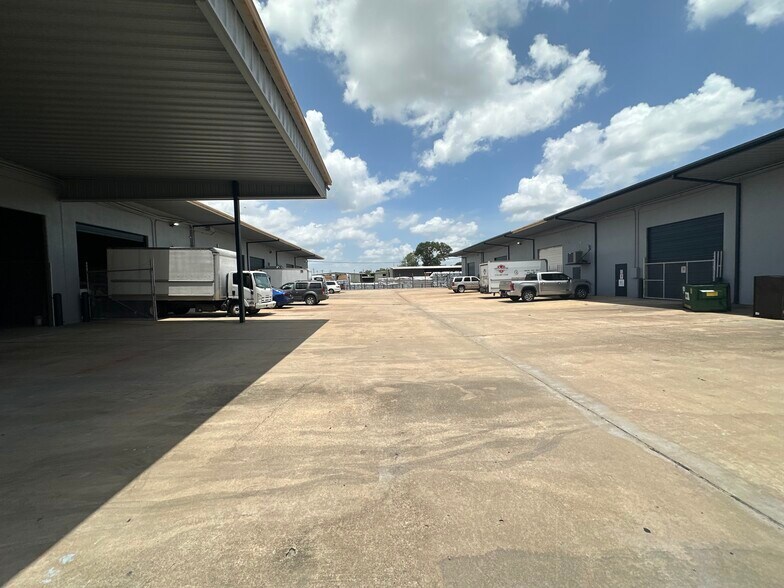 More Photos Of 5708 N Shepherd Dr, Houston Unknown For Lease
