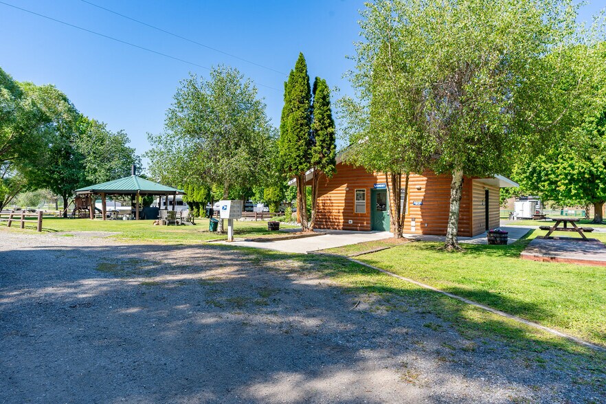 More Photos Of 8 W Curlew Lake Rd, Republic Self Storage For Sale