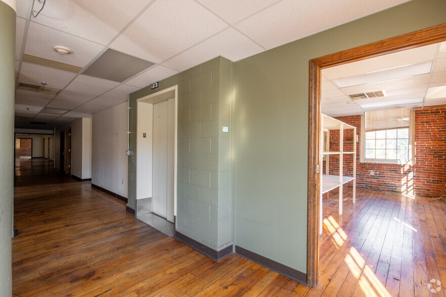 More Photos Of 1 Riverside Way, Wilton Warehouse For Lease