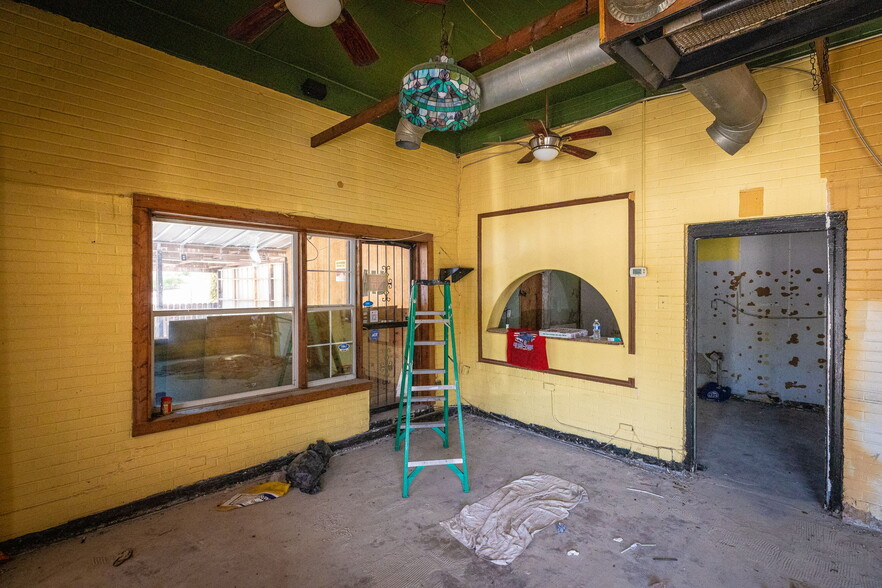 More Photos Of 5050 Broadway, Alamo Heights Restaurant For Sale