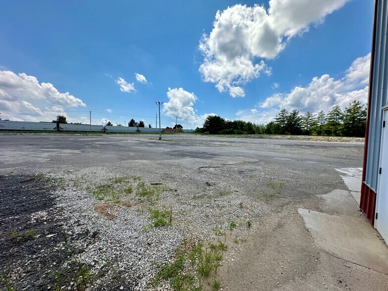 More Photos Of 2305 W Industrial Park Dr, Bloomington Warehouse For Lease