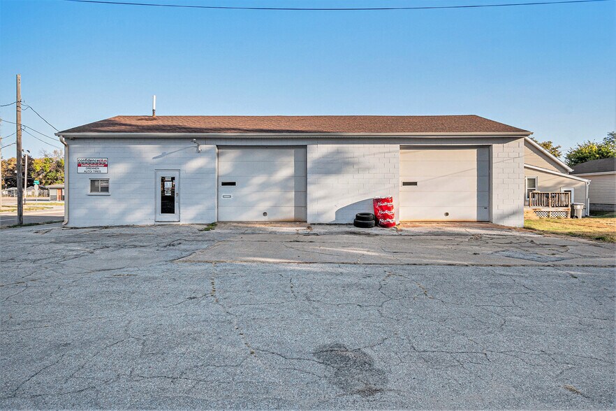 More Photos Of 1023 N 16th St, Council Bluffs Auto Repair For Sale
