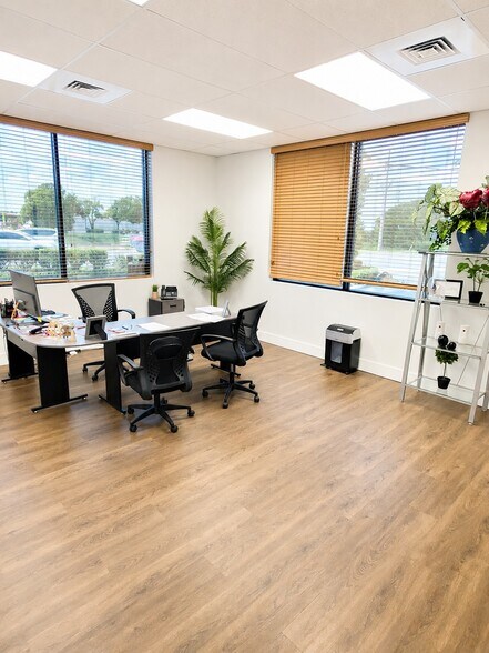 More Photos Of 6211 Edgewater Dr, Orlando Flex For Lease