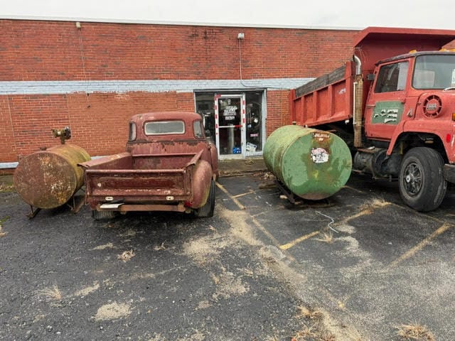 More Photos Of 5585 DuPont Pky, Smyrna General Retail For Sale