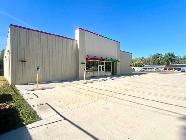 Primary Photo Of 320 S Adams St, Manito Freestanding For Lease