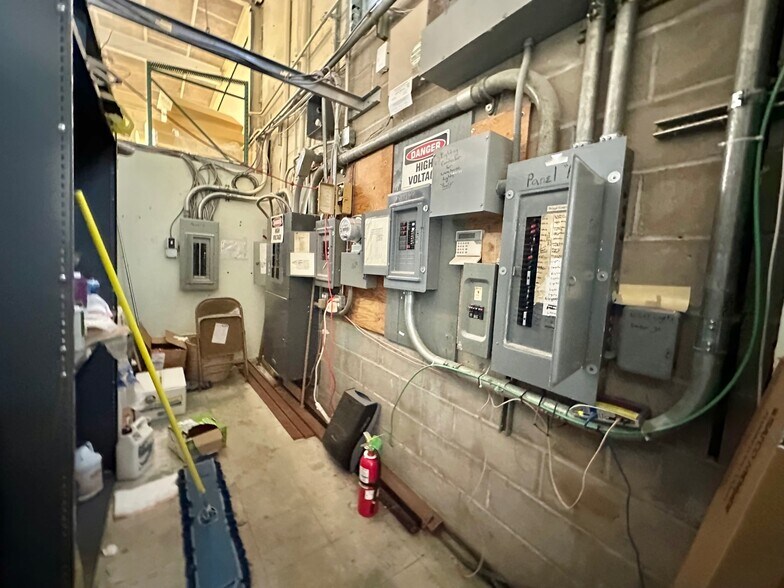 More Photos Of 219 S Service Rd, Plainview Warehouse For Lease