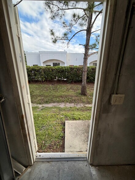 More Photos Of 17000 Alico Commerce Ct, Fort Myers Flex For Sale