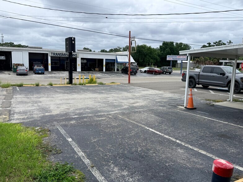 More Photos Of 142 S Moon Ave, Brandon General Retail For Sale