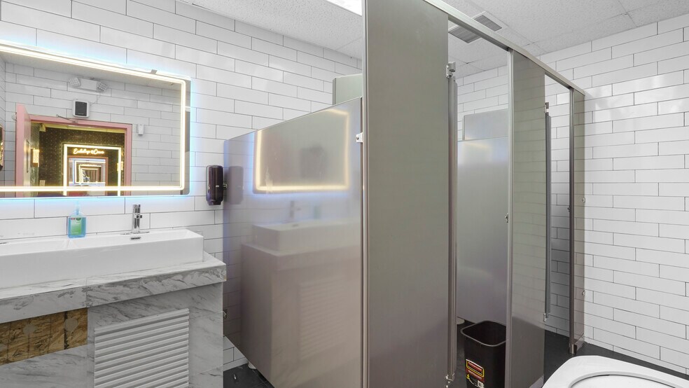 More Photos Of 516 Westheimer Rd, Houston Restaurant For Lease