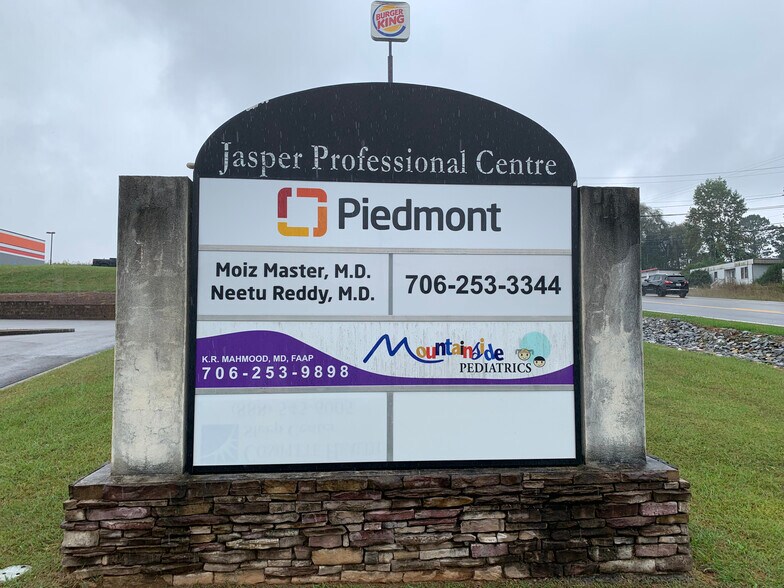 More Photos Of 12 Sammy McGhee Blvd, Jasper Office For Sale