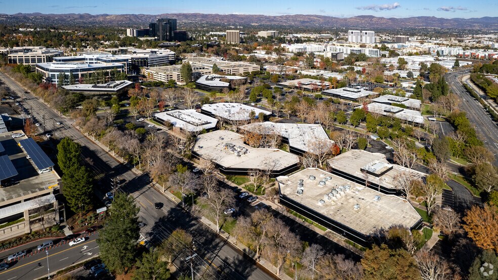 More Photos Of 20971 Warner Center Ln, Woodland Hills Office For Sale