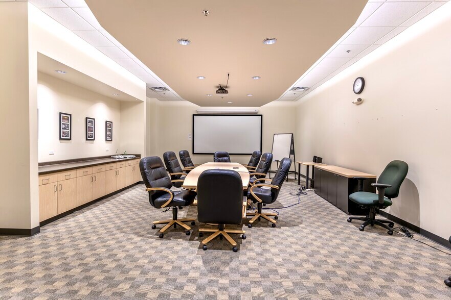 More Photos Of 7230 N Caldwell Ave, Niles Flex For Lease