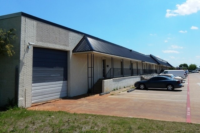 More Photos Of 3022-3032 Lincoln Ct, Garland Warehouse For Lease