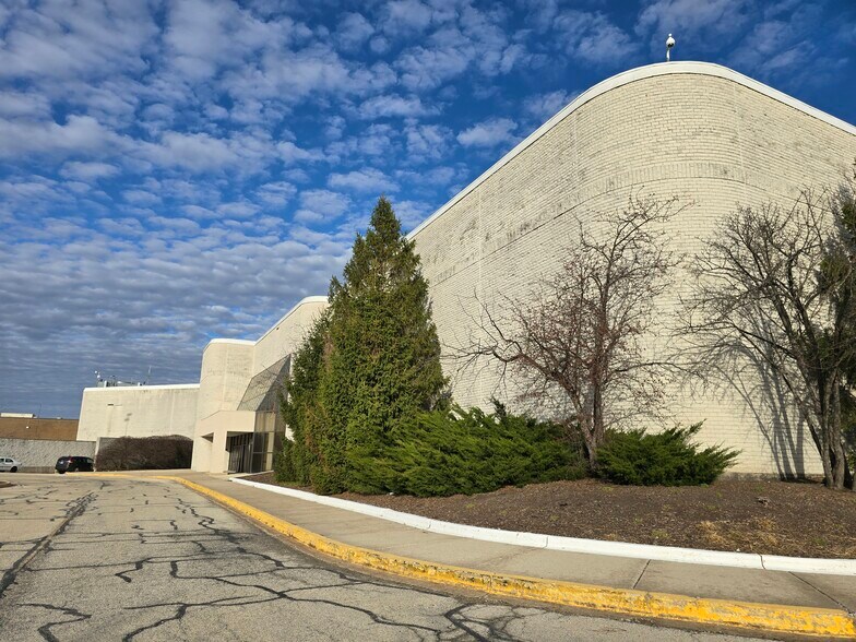 More Photos Of 3340 Mall Loop Dr, Joliet Department Store For Sale
