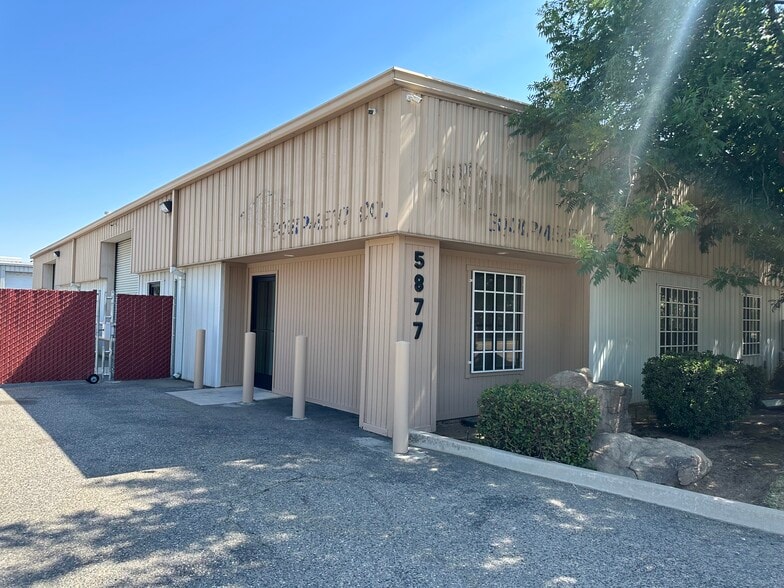 More Photos Of 5877 E Clinton Ave, Fresno Warehouse For Lease